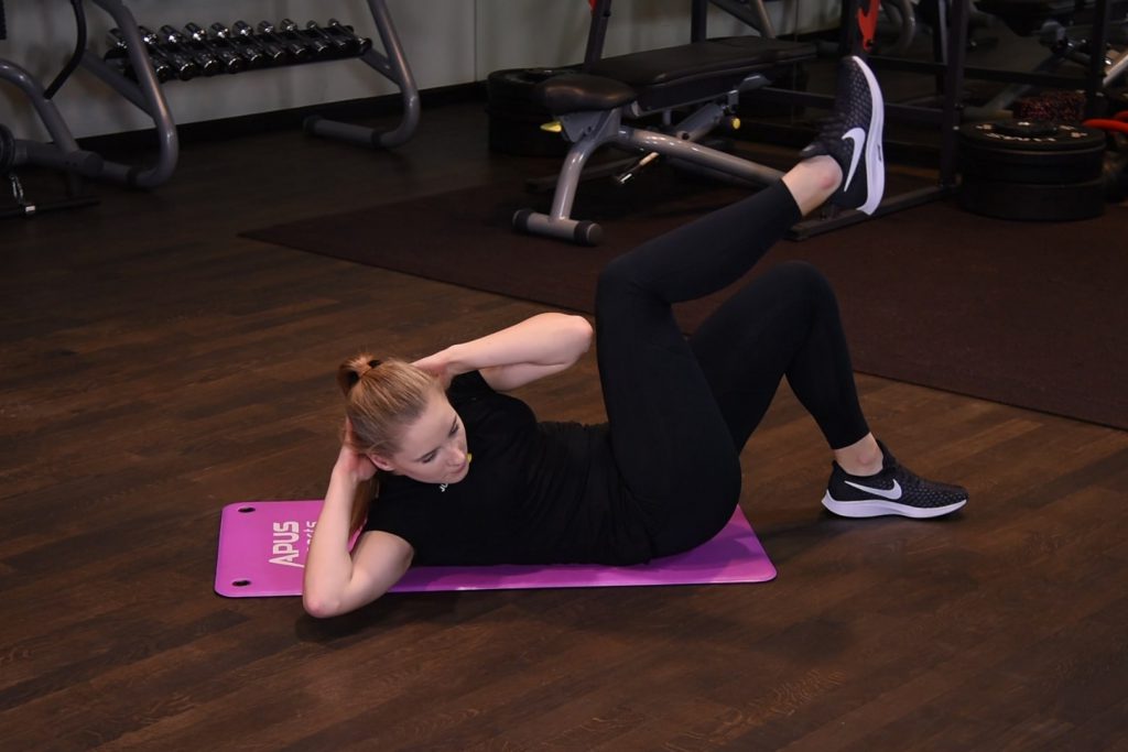 Rowerek - skręty brzucha z nogą na ziemi Rowerek - skręty brzucha z nogą na ziemi