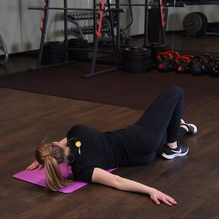 Rozciąganie klatki piersiowej w leżeniu Rozciąganie klatki piersiowej w leżeniu - just be fit