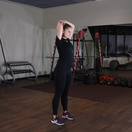 Rozciąganie mięśnia trójgłowego ramienia w staniu