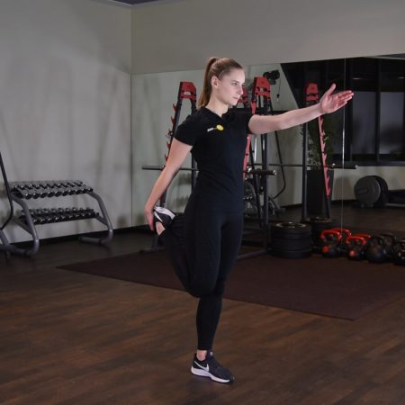 Rozciąganie przodu uda w staniu Rozciąganie przodu uda w staniu - just be fit