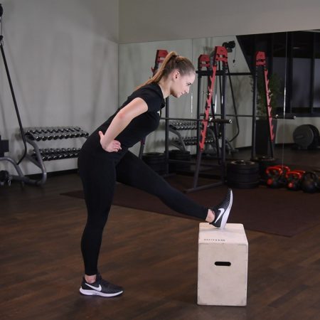 Rozciąganie tyłu uda z nogą na podwyższeniu Rozciąganie tyłu uda z nogą na podwyższeniu just be fit