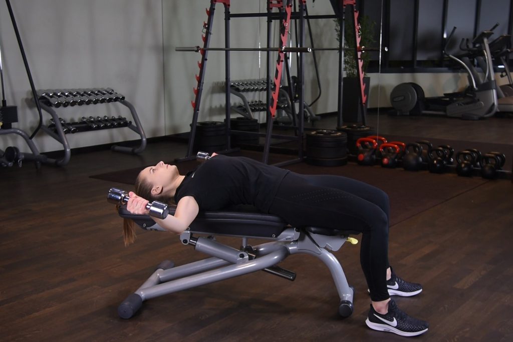 Rozpietki na ławce prostej z hantlami Rozpietki na ławce prostej z hantlami