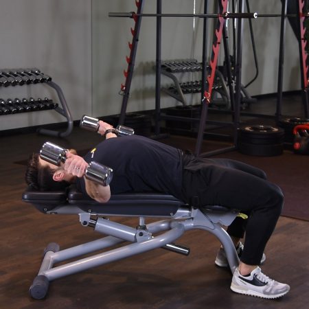 Rozpiętki z hantlami leżąc na płasko Rozpiętki z hantlami leżąc na płasko