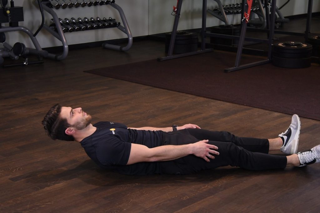 Spięcia brzucha z wyprostowanymi nogami