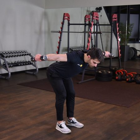 Unoszenie hantli bokiem w opadzie tułowia Unoszenie hantli bokiem w opadzie tułowia - just be fit