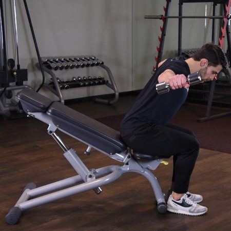 Unoszenie hantli bokiem w opadzie tułowia w siedzeniu Unoszenie hantli na boki w opadzie tułowia siedząc