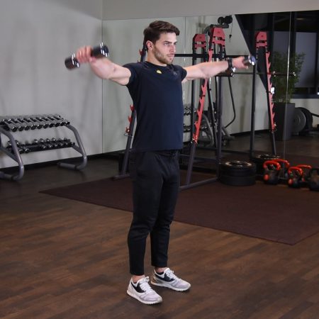 Unoszenie hantli na boki w staniu Unoszenie hantli na boki w staniu - just be fit