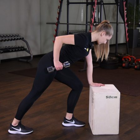 Wiosłowanie hantlą jednorącz w oparciu o podwyższenie Wiosłowanie hantlą jednorącz w oparciu o podwyższenie