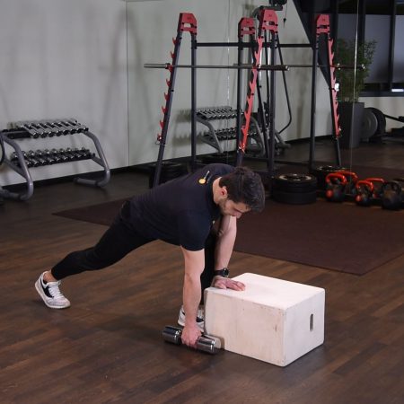 Wiosłowanie hantlą jednorącz z podłoża Wiosłowanie hantlą jednorącz z podłoża