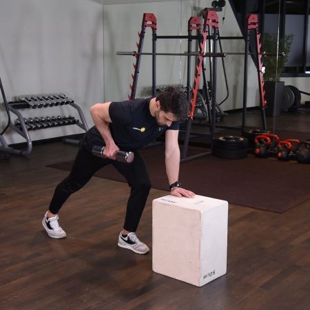 Wiosłowanie hantlą w oparciu o podwyższenie Wiosłowanie hantlą w oparciu o podwyższenie