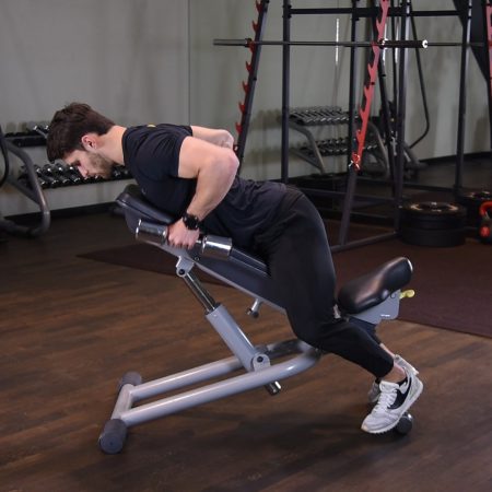 Wiosłowanie hantlami na ławce skośnej Wiosłowanie hantlami leżąc przodem na ławce dodatniej