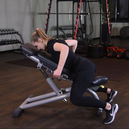 Wiosłowanie hantlami szeroko w leżeniu przodem na ławce skośnej Wiosłowanie hantlami szeroko w leżeniu przodem na ławce dodatniej