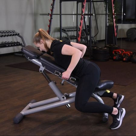 Wiosłowanie hantlami wąsko w leżeniu przodem na ławce skośnej Wiosłowanie hantlami wąsko w leżeniu przodem na ławce dodatniej
