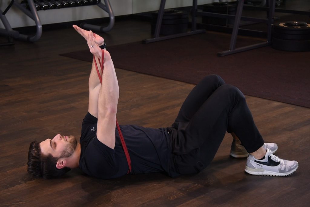 Wyciskanie gumy power band leżąc na ziemi Wyciskanie gumy power band leżąc na ziemi