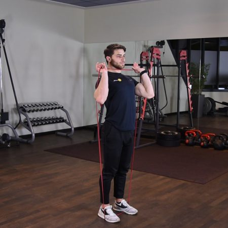 Wyciskanie gumy power band nad głowę w staniu Wyciskanie gumy power band nad głowę w staniu