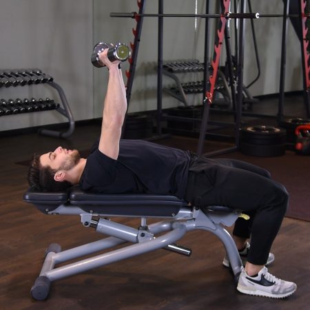 Wyciskanie hantli leżąc na płasko Wyciskanie hantli szeroko leżąc na ławce płaskiej