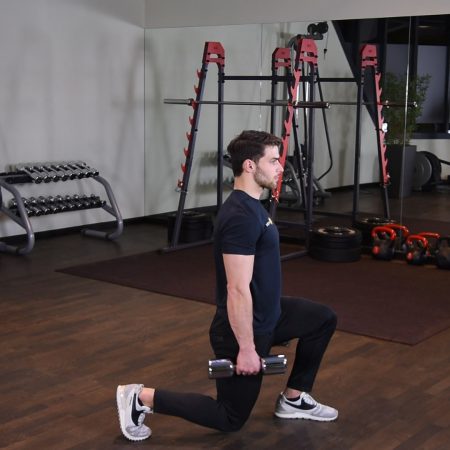 Wykroki z hantlami w miejscu Wykroki z hantlami w miejscu - just be fit