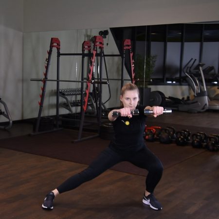 Wypad do boku ze wznosem ramion z hantlami Wypad do boku ze wznosem ramion z hantlami