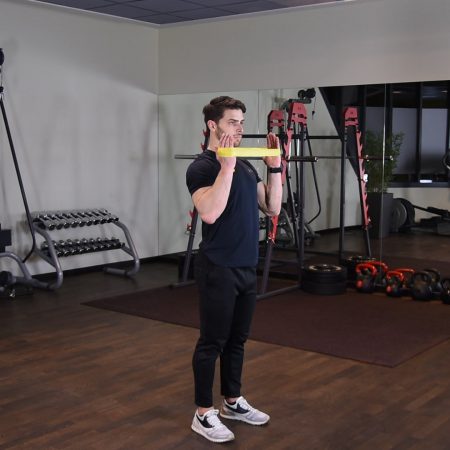 Wypychanie ramion nad głowę z gumą mini band Wypychanie ramion nad głowę z gumą mini band - just be fit