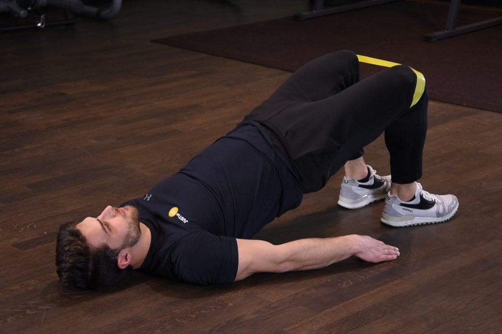 Glute bridge - Wznosy bioder w leżeniu tyłem z gumą mini band Glute bridge - Wznosy bioder w leżeniu tyłem z gumą mini band
