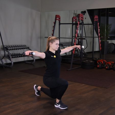 Zakrok ze wznosem hantli bokiem Zakrok ze wznosem hantli bokiem