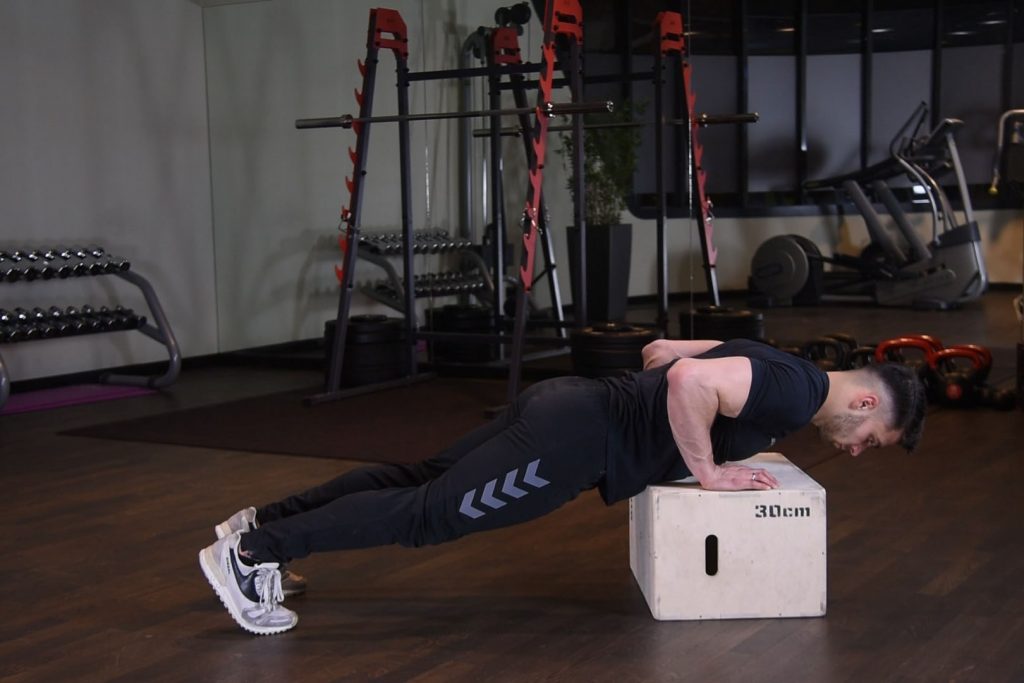 Pompki na podwyższeniu Ćwiczenie Pompki na podwyższeniu - just be fit