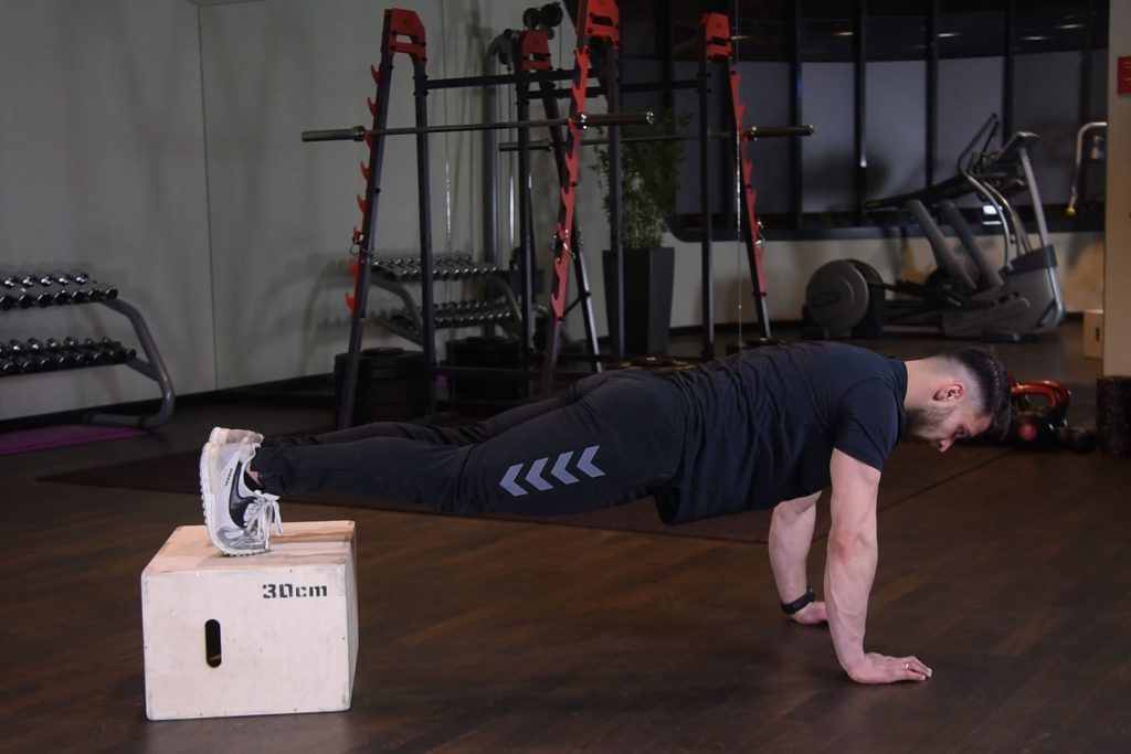Pompki z nogami na podwyższeniu Ćwiczenie Pompki z nogami na podwyższeniu - just be fit