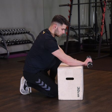 Prostowanie nadgarstka z hantlą w oparciu Ćwiczenie Prostowanie nadgarstka z hantlą w oparciu - just be fit