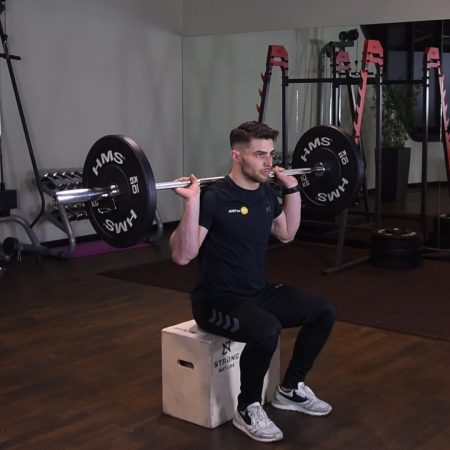 Przysiad ze sztangą na skrzynię Przysiad ze sztangą na skrzynię - just be fit