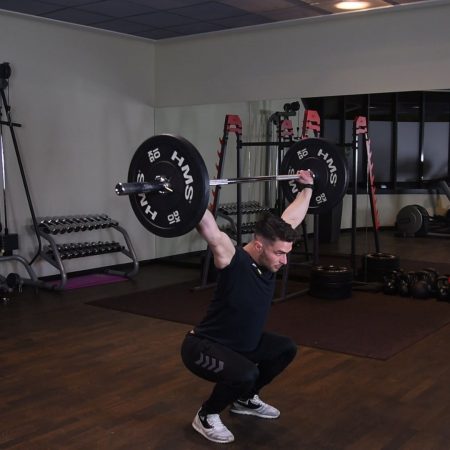 Przysiad ze sztangą nad głową Ćwiczenie Przysiad ze sztangą nad głową - just be fit