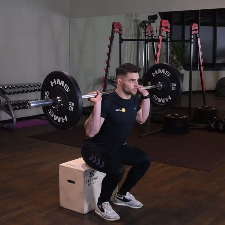 Przysiad ze sztangą z dotknięciem skrzyni Ćwiczenie Przysiad ze sztangą z dotknięciem skrzyni - just be fit