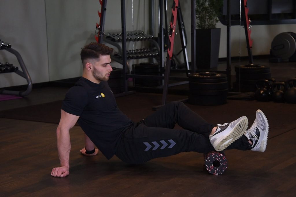 Rolowanie łydki z dociążeniem Rolowanie łydek - just be fit
