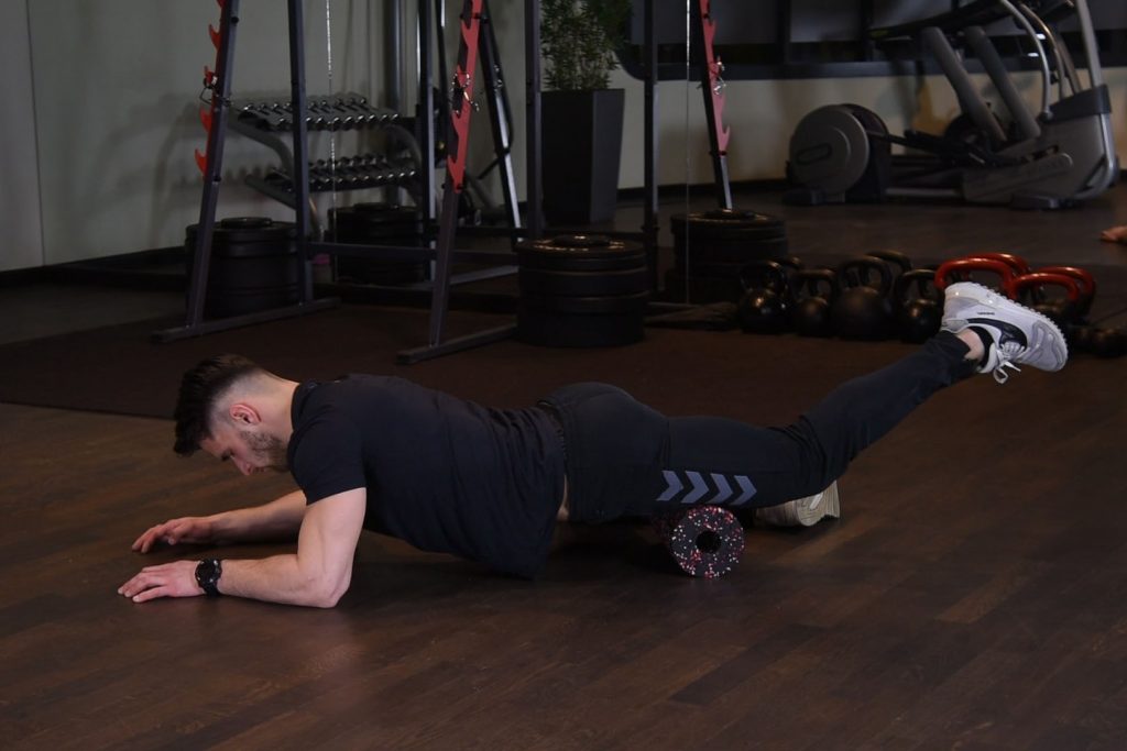 Rolowanie przodu uda Rolowanie przodu uda - just be fit