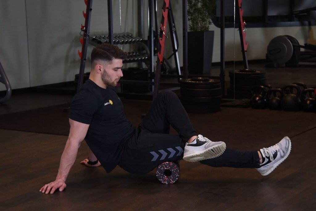 Rolowanie tyłu uda z dociążeniem Rolowanie tyłu uda z dociążeniem - just be fit