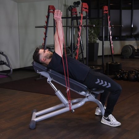 Rozpiętka z gumą power band na ławce dodatniej Rozpiętka z gumą power band na ławce dodatniej