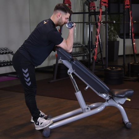 Uginanie ramienia z hantlą opierając łokieć o ławkę dodatnią Uginanie ramienia z hantlą opierając łokieć o ławkę dodatnią