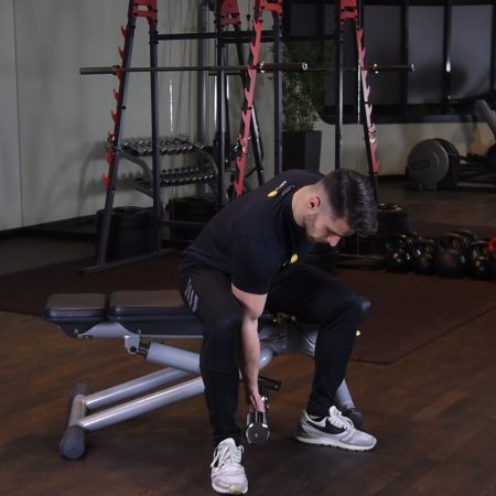 Uginanie ramienia z hantlą w oparciu o kolano Uginanie ramienia z hantlą w oparciu o kolano