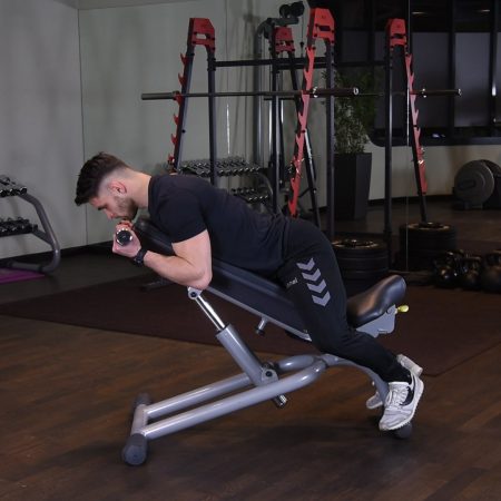 Uginanie ramion z hantlami w leżeniu przodem na ławce dodatniej Uginanie ramion z hantlami w leżeniu przodem na ławce dodatniej