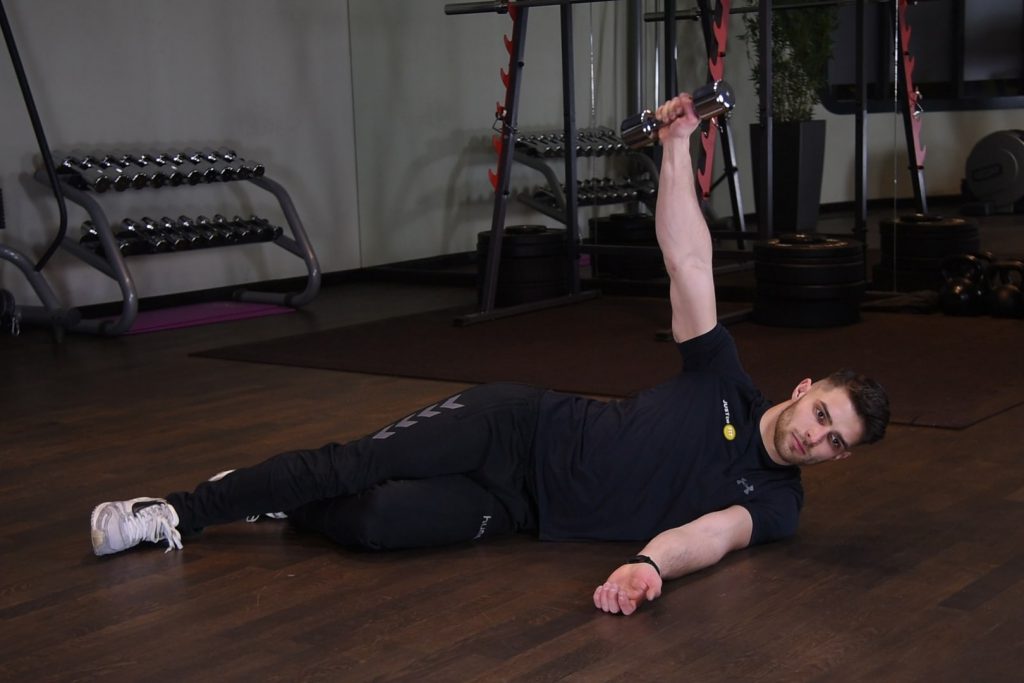 Unoszenie hantla w leżeniu na boku Unoszenie hantla w leżeniu na boku - just be fit