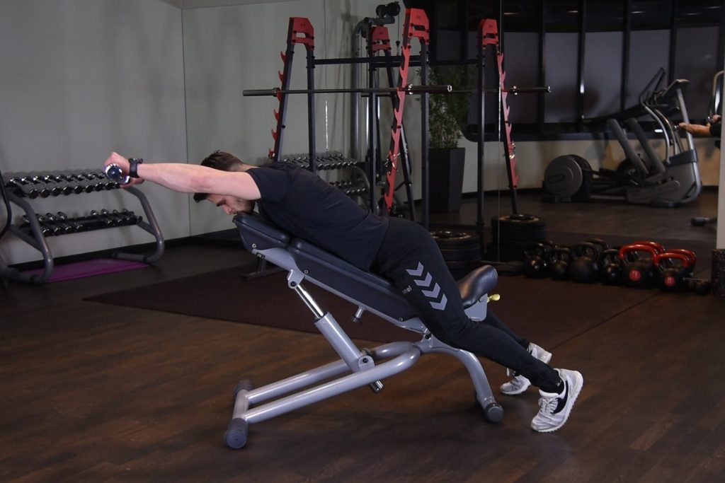 Unoszenie hantli w przód leżąc przodem na ławce dodatniej Unoszenie hantli w przód leżąc przodem na ławce dodatniej