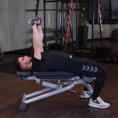 Wyciskanie hantli na ławce płaskiej Wyciskanie hantli na ławce płaskiej - just be fit