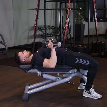 Wyciskanie hantli wąsko na ławce płaskiej Wyciskanie hantli wąsko na ławce płaskiej - just be fit