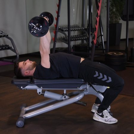 Wyciskanie sztangi leżąc na ławce płaskiej Wyciskanie sztangi leżąc na ławce płaskiej - just be fit