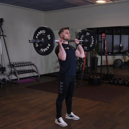 Wyciskanie sztangi nad głowę Wyciskanie sztangi nad głowę - just be fit