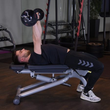 Wyciskanie sztangi wąsko leżąc na ławce płaskiej Wyciskanie sztangi wąsko leżąc na ławce płaskiej - just be fit