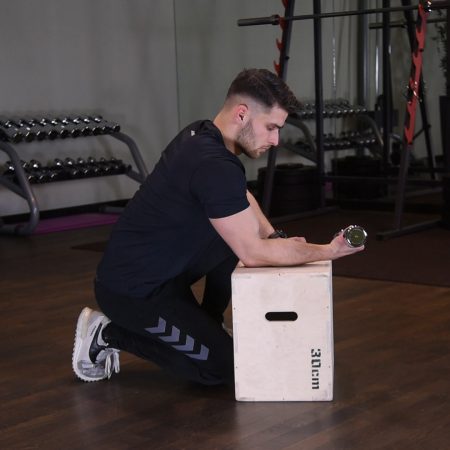 Zginanie nadgarstka z hantlą w oparciu Zginanie nadgarstka z hantlą w oparciu - just be fit