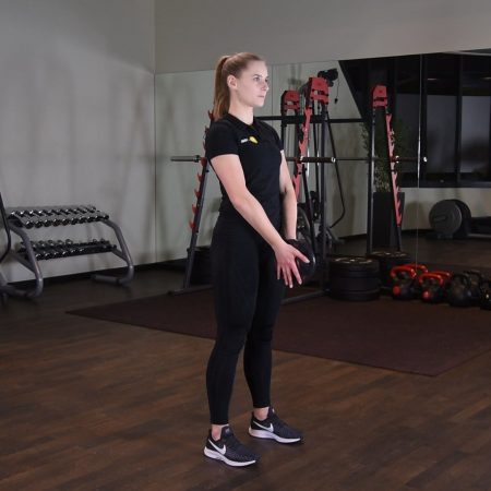 Svend press – unoszenie talerza przodem Ćwiczenie svend press czyli unoszenie ciężarka przodem