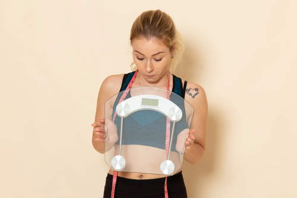 kobieta zastanawia się jak schudnąć z brzucha