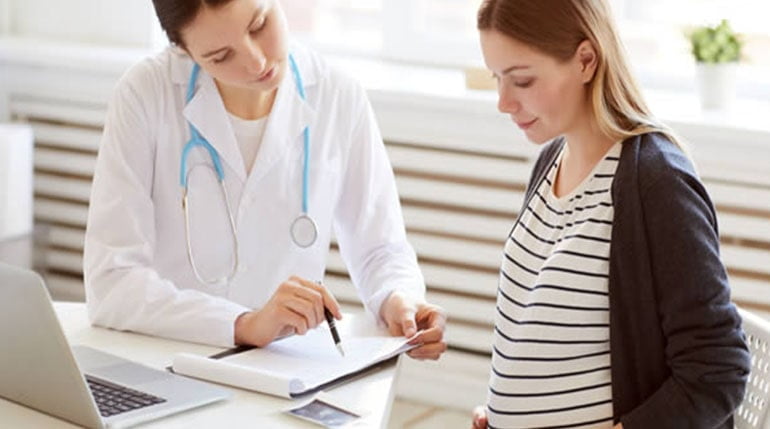 Lekarz wyjaśniający czym jest wskaźnik bmi