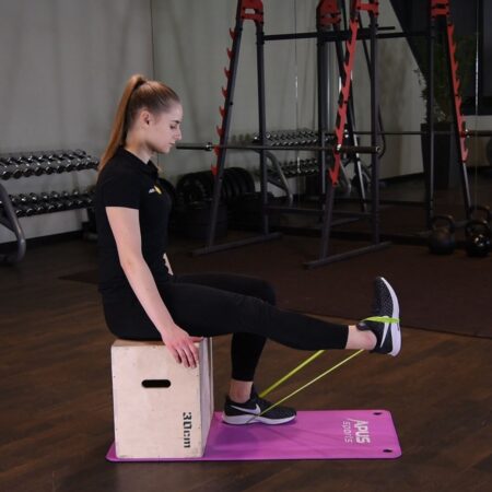Prostowanie kolana z gumą mini-band siedząc just be fit Prostowanie kolana z gumą mini-band siedząc just be fit